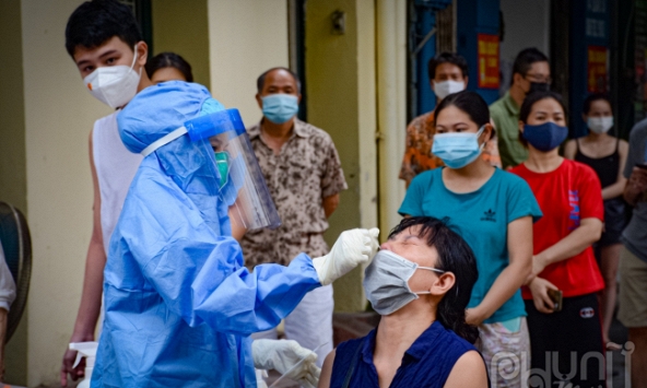 Người dân quanh BV Việt Đức xét nghiệm lần 2 sau khi phát hiện ổ dịch mới