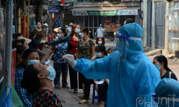 Chợ Bách Khoa xếp hàng xét nghiệm chuẩn bị mở cửa trở lại