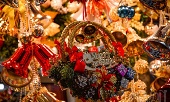 Đường phố Hà Nội rộn ràng chuẩn bị cho mùa lễ hội sống chung với dịch đầu tiên