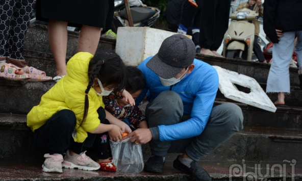 Người dân Hà Nội thả cá tiễn ông Táo về trời