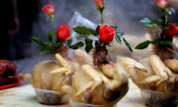 'Gà ngậm hoa hồng' đắt khách trong ngày 29 Tết ở chợ phố cổ