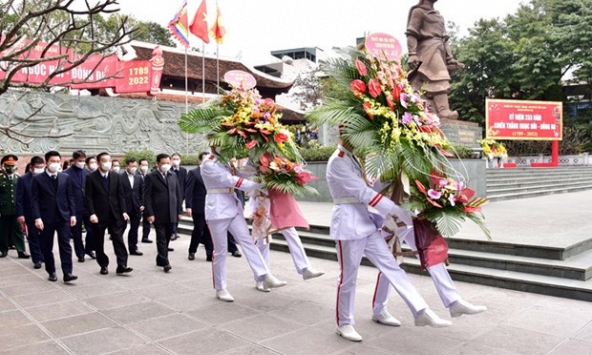 Lãnh đạo thành phố Hà Nội dâng hương tưởng nhớ Hoàng đế Quang Trung