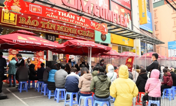 Người dân xếp hàng từ sáng sớm chờ mua vàng ngày vía Thần Tài