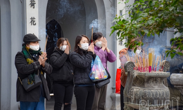 Người dân Hà Nội rộn ràng đi lễ rằm tháng Riêng