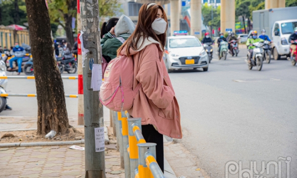 Rào chắn ngăn xe máy gây khó cho người đi bộ