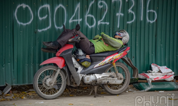 Khó trụ nổi với giá xăng, tài xế công nghệ tắt app, chuyển nghề