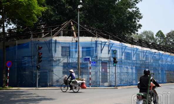 Cận cảnh phá dỡ toà nhà Pháp 100 năm tuổi tại Hà Nội