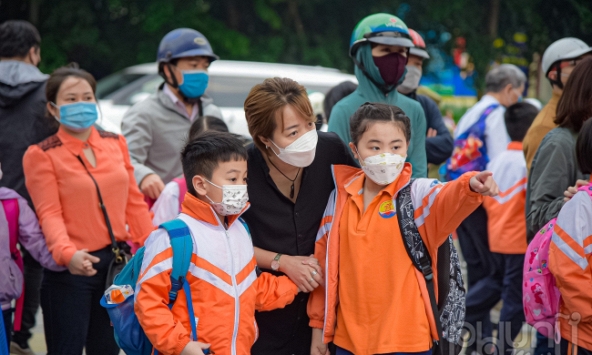 Học sinh tiểu học tại Hà Nội háo hức đến trường sau thời gian dài học online