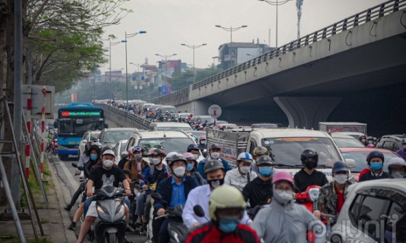 Dịch bệnh Covid-19 hạ nhiệt, nhiều tuyến đường tại Hà Nội ùn tắc kéo dài