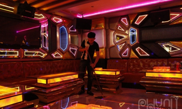 Các cơ sở karaoke trước giờ mở cửa: Chúng tôi mong ngóng mòn mỏi chờ đợi suốt một năm qua