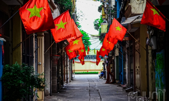 Phố phường Hà Nội rực rỡ cờ đỏ chào mừng ngày lễ 30/4-1/5