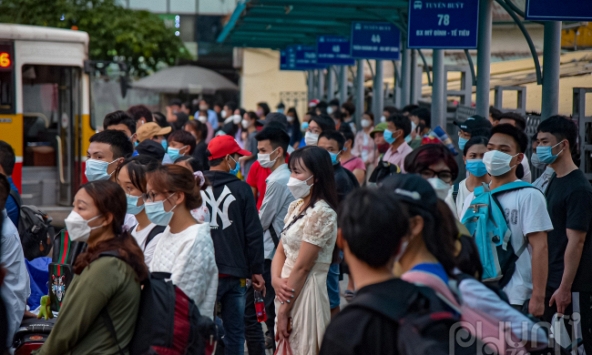 Biển người ùn ùn kéo nhau đi du lịch, về quê nghỉ lễ 30/4