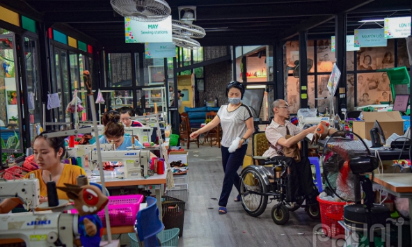 Điều đặc biệt bên trong xưởng sản xuất thú nhồi bông sao la - linh vật SEA Games 31