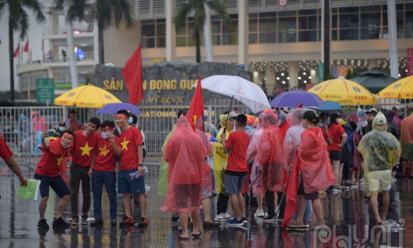 Mỹ Đình mưa lớn vẫn không ngăn được biển người hâm mộ ra sân cổ vũ tuyển Việt Nam