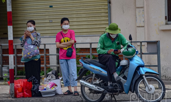 Xe công nghệ chạy 10 chuyến mới được 145 nghìn trong khi khách đỏ mắt tìm xe