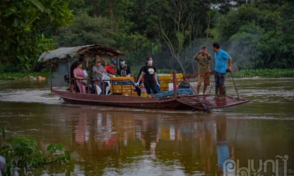 Bãi giữa sông Hồng nước ngập bốn bề, cuộc sống của hàng trăm người dân phụ thuộc vào một chiếc đò