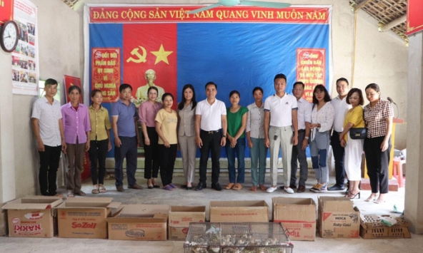 Hội liên hiệp Phụ nữ Yên Bái trao quà hỗ trợ hộ nghèo có hoàn cảnh đặc biệt khó khăn tại Lục Yên