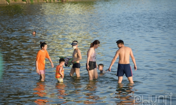 Bãi tắm tự phát ven Hồ Tây bị giải tán nhanh chóng