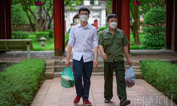  Trước ngày thi tốt nghiệp THPT, phụ huynh nườm nượp đưa con tới Văn Miếu dâng hương cầu may