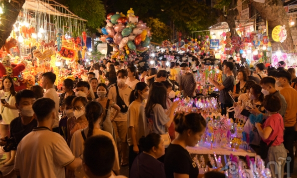 Biển người đổ về phố Hàng Mã đón Trung thu