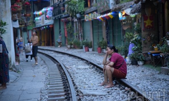 Phố cà phê đường tàu vắng lặng sau lệnh cấm dừng hoạt động