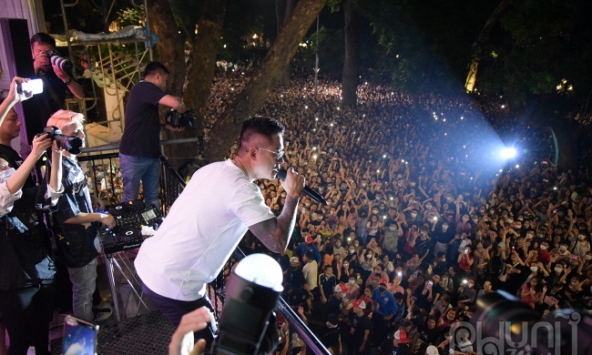  Tuấn Hưng bật khóc và nói cảm ơn trước hàng nghìn khán giả tại Góc ban công