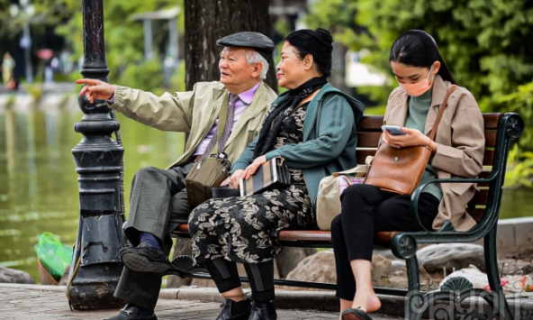 Người Hà Nội xuống phố trong đợt không khí lạnh đầu mùa