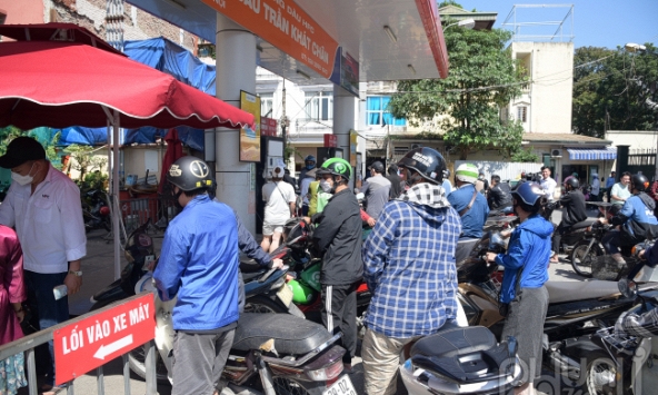 Người dân xếp hàng dài chờ đổ xăng trước tin đồn xăng sắp tăng giá