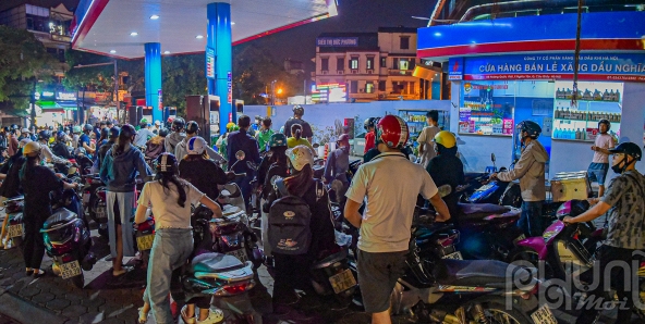 Bi hài xếp hàng tới nửa đêm mua xăng ở Thủ đô