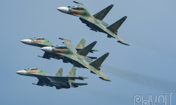 Máy bay chiến đấu Su-30MK2 và Casa C-295 thao diễn trên bầu trời Hà Nội