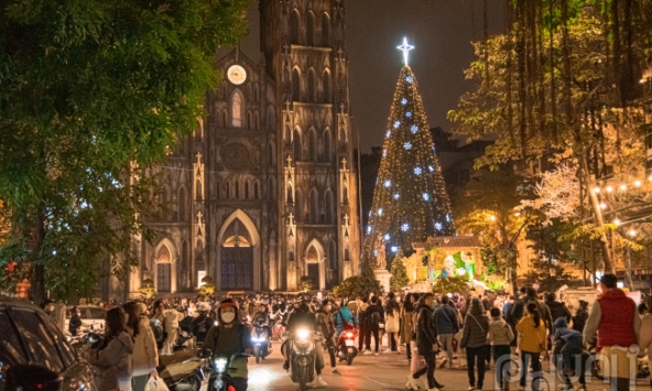 Các nhà thờ Hà Nội lên đèn rực rỡ đón Giáng sinh