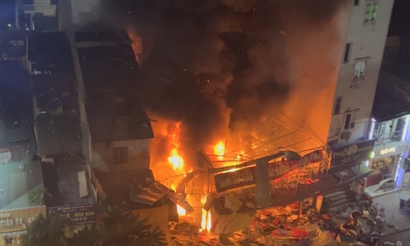 Hiện trường vụ nổ lớn thiêu rụi cửa hàng sửa xe, 3 người bị thương nặng