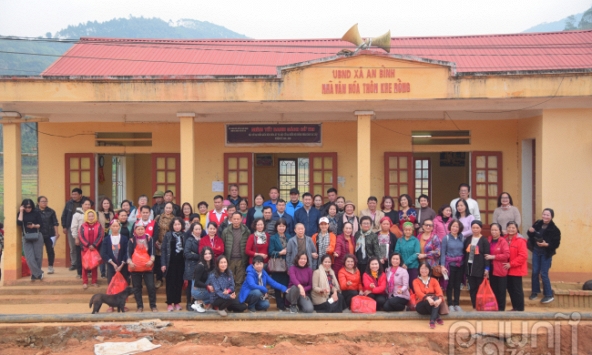 Câu lạc bộ Nhà báo nữ Việt Nam tặng quà từ thiện cho 102 hộ nghèo, cận nghèo tại Yên Bái