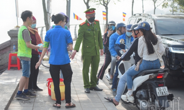 Lực lượng chức năng lập rào chắn hạn chế người dân thả cá chép tiễn ông Công ông Táo, xả rác tại Hồ Tây