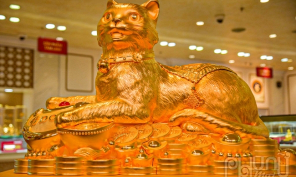Ngắm 'Kim Mão Vương Bảo' Mèo làm bằng vàng 999,9 nặng 48 kg