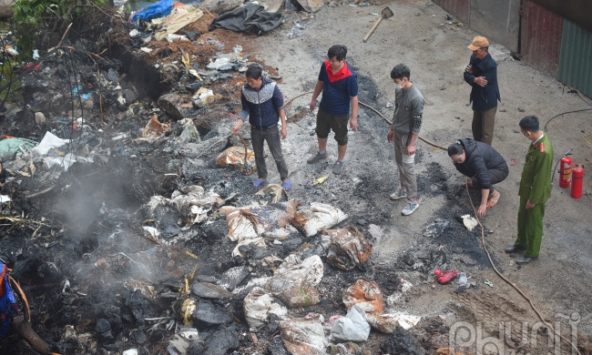 Hiện trường vụ cháy bãi phế liệu dưới gầm cầu Thăng Long