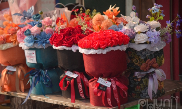 Thị trường ngày lễ Tình yêu 14/2: Hoa tăng giá, trung tâm mua sắm sale khủng đợi khách