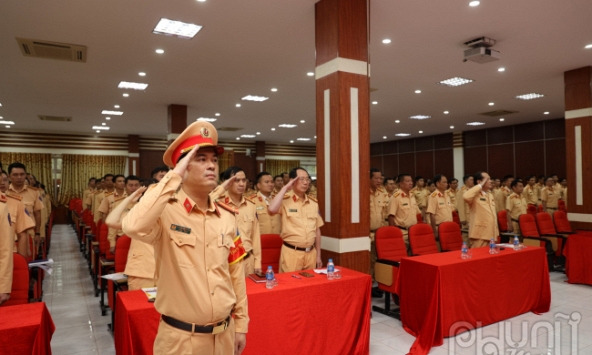 50 CSGT tăng cường hỗ trợ các trung tâm đăng kiểm nhằm giải quyết tình trạng quá tải