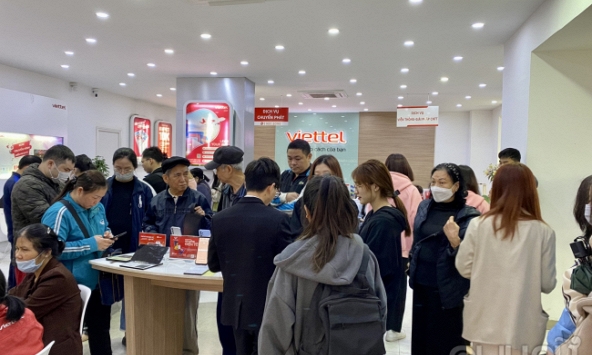 Người dân xếp hàng chật cứng chờ chuẩn hoá thông tin thuê bao di động