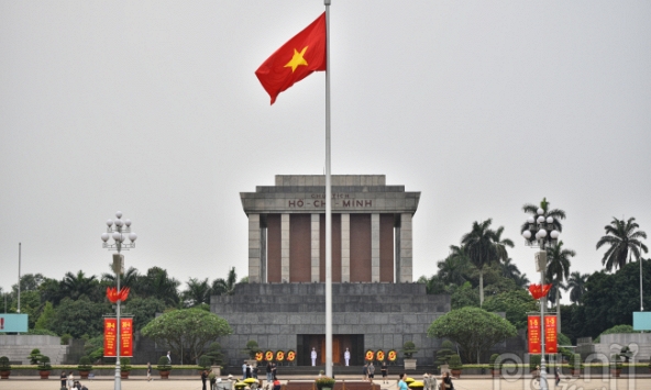 Đường phố Thủ đô trang hoàng băng rôn, khẩu hiệu chào mừng đại lễ 30/4 – 1/5