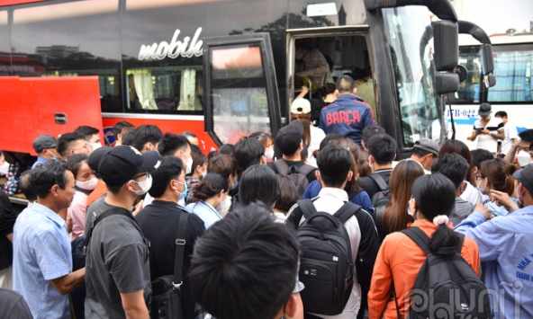 Chen lấn, ùn tắc nhiều tuyến đường và bến xe trước ngày nghỉ lễ