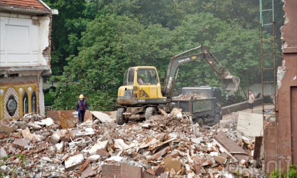 Tiếp tục tháo dỡ các công trình sai phạm trong Công viên Tuổi trẻ Thủ đô