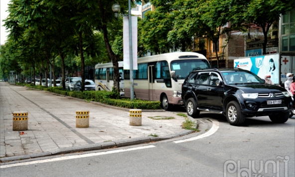 Hà Nội: Lắp trụ đá giành được vỉa hè, lòng đường bị chiếm