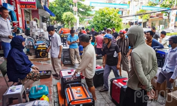 Cắt điện luân phiên, quạt tích điện, máy phát điện 'cháy' hàng, giá bị đẩy tăng vọt