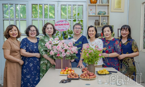 Hội Nữ trí thức Việt Nam tới thăm Tạp chí Phụ nữ Mới và chúc mừng ngày 21/6