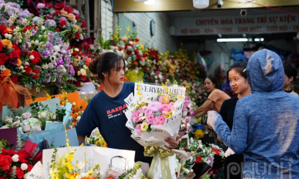 Thị trường hoa ngày 20/10 giảm giá thu hút khách