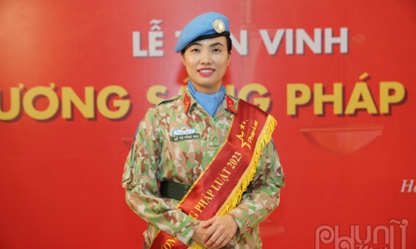Nữ sĩ quan “mũ nồi xanh” lọt top 50 cá nhân được vinh danh Gương sáng pháp luật 2023