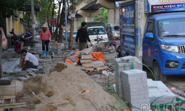 Người dân Hà Nội khốn khổ vì “điệp khúc” đào xới, thay gạch lát vỉa hè