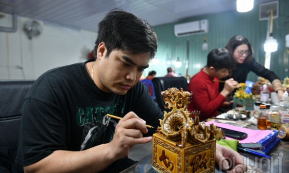 Quy trình sản xuất ấn Rồng bằng gốm dát vàng phục vụ Tết Giáp Thìn 2024