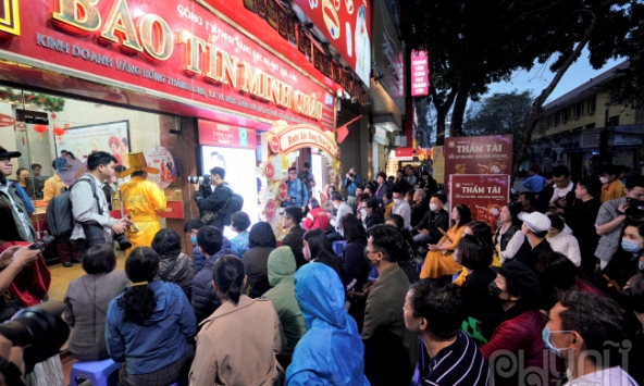 Hà Nội: Người dân xếp hàng từ 3 giờ sáng chờ mua vàng ngày vía Thần Tài
